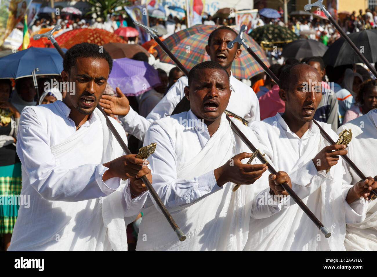 Gonder, Äthiopien, 18. Februar 2015: Männer in traditionellen Trachten mit pilgrim Stange gekleidet feiern die Timkat Festival, dem wichtigsten Äthiopischen Orthodoxen Stockfoto