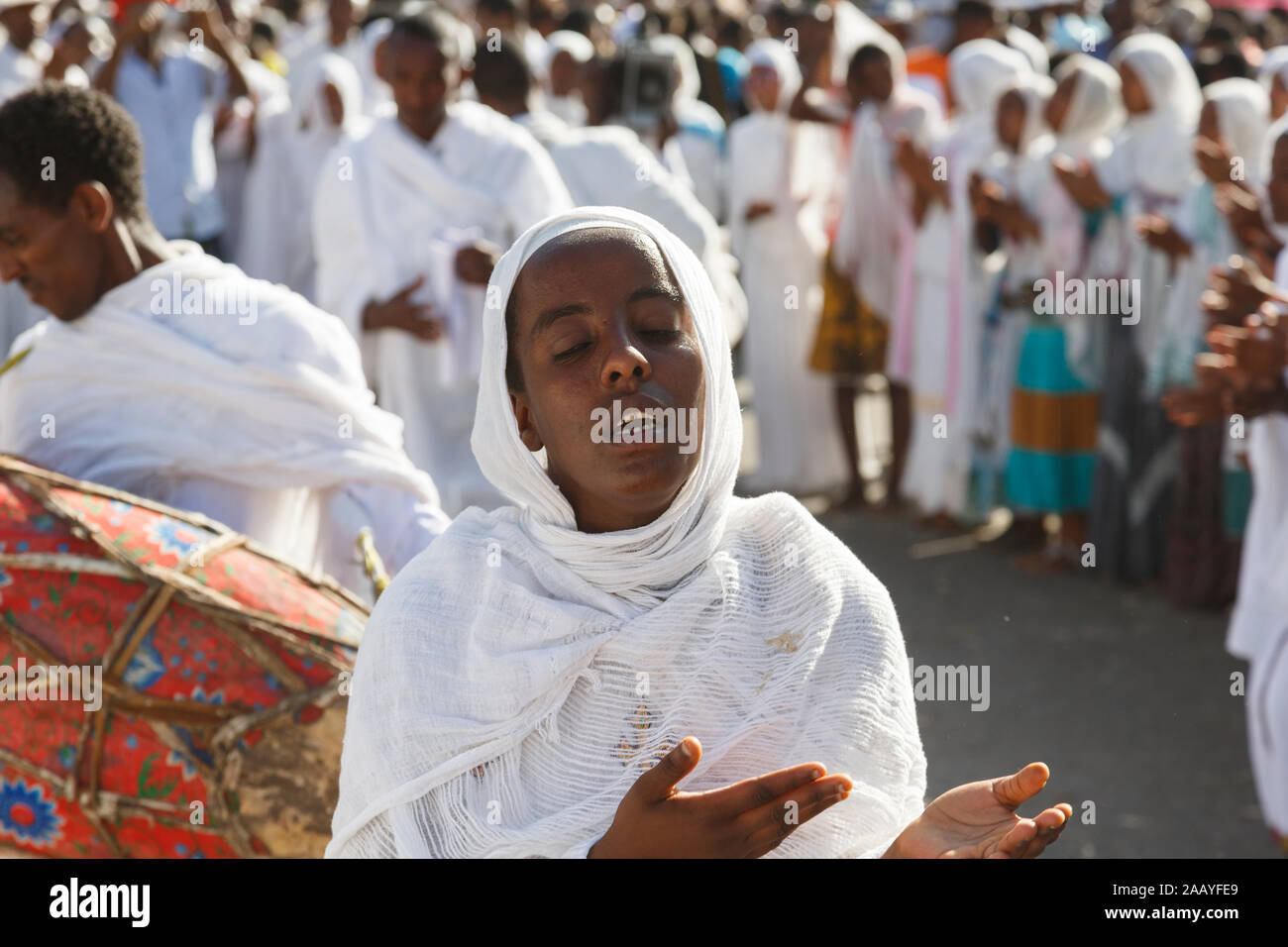 Gonder, Äthiopien, 18. Februar 2015: Die Menschen in der traditionellen Kleidung feiern die Timkat Festival, dem wichtigsten Äthiopischen Orthodoxen Feier o Stockfoto