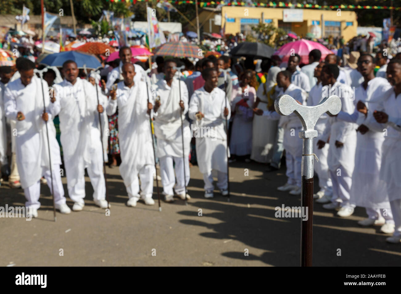 Gonder, Äthiopien, 18. Februar 2015: Männer in traditionellen Trachten mit pilgrim Stange gekleidet feiern die Timkat Festival, dem wichtigsten Äthiopischen Orthodoxen Stockfoto