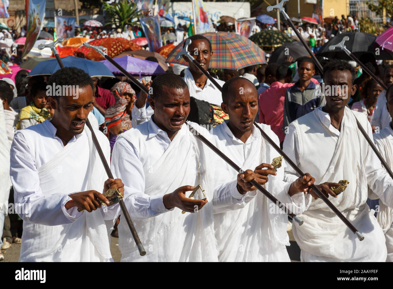 Gonder, Äthiopien, 18. Februar 2015: Männer in traditionellen Trachten mit pilgrim Stange gekleidet feiern die Timkat Festival, dem wichtigsten Äthiopischen Orthodoxen Stockfoto
