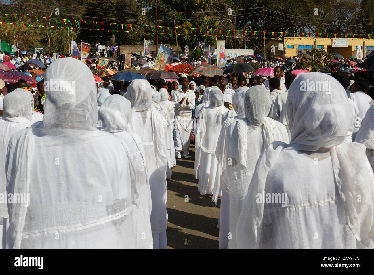 Gonder, Äthiopien, 18. Februar 2015: Die Menschen in der traditionellen Kleidung feiern die Timkat Festival, dem wichtigsten Äthiopischen Orthodoxen Feier o Stockfoto