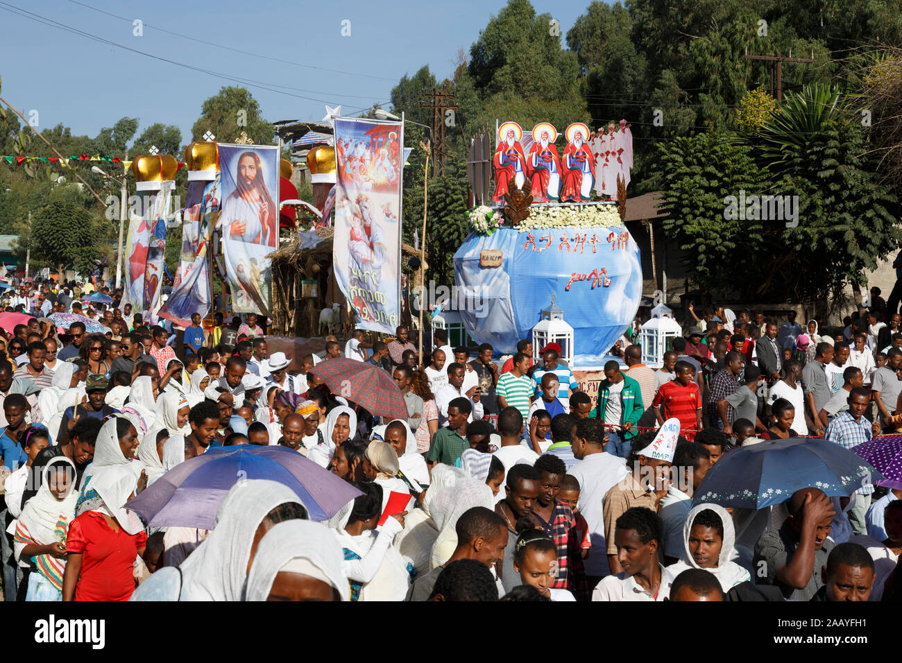 Gonder, Äthiopien, 18. Februar 2015: Einheimische, die sich an der Prozession am Timkat Festival, dem wichtigsten Äthiopischen Orthodoxen Feier von Epiphan Stockfoto