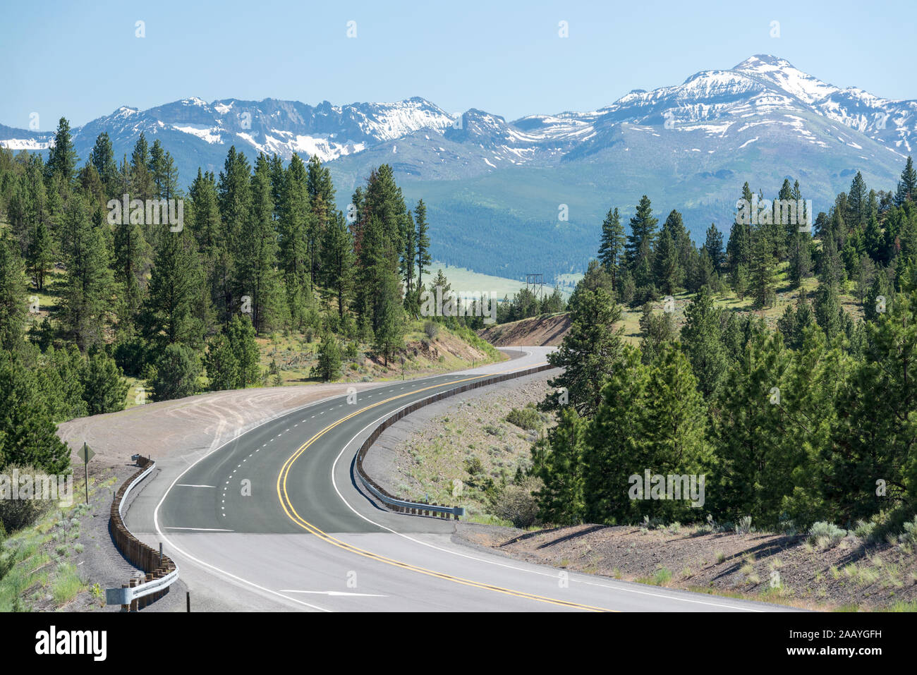 Highway 20 wicklung in Richtung Erdbeere Berge, Grant County, Oregon. Stockfoto