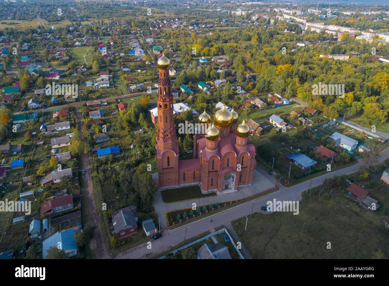 Kirche der Auferstehung Christi (Rote Kirche) an einem sonnigen Tag im September (Luftaufnahmen). Vichuga, Ivanovo Region. Russland Stockfoto