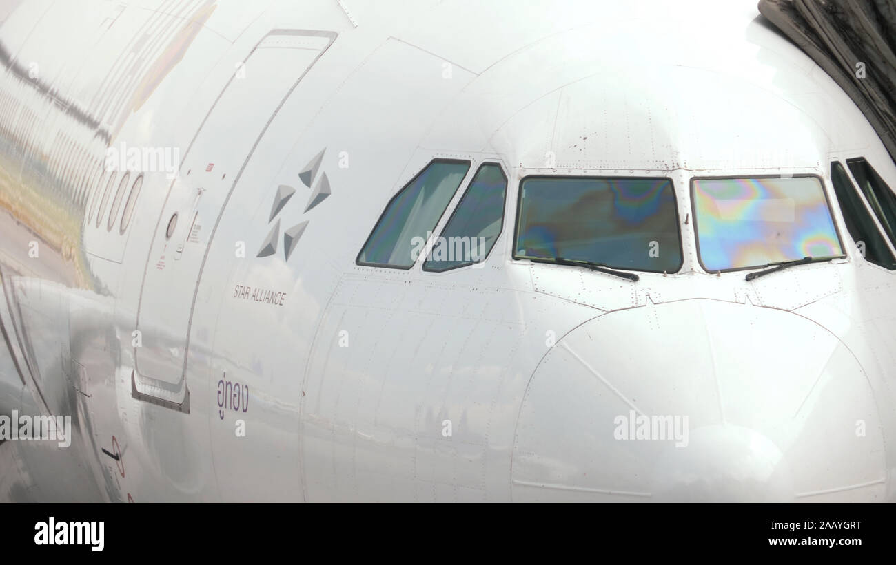 Steward schließt die Tür des Flugzeugs Stockfoto