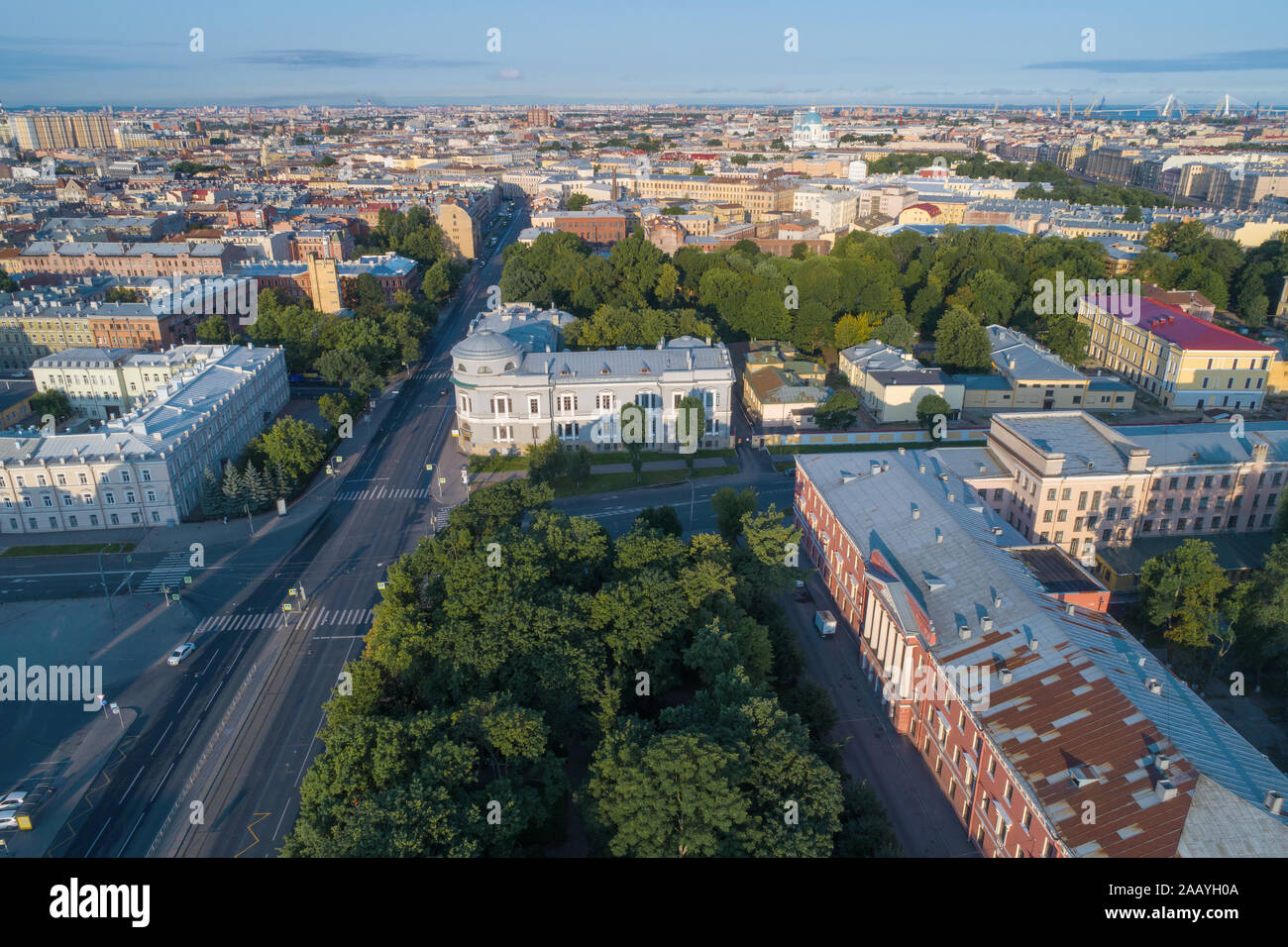 Ansicht der Newski Prospekt auf einem sonnigen Juli morgen (Luftaufnahmen). St. Petersburg, Russland Stockfoto