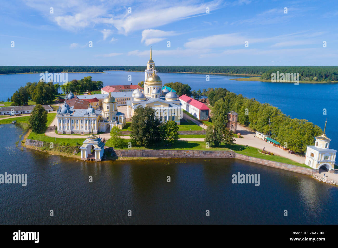 Nilo-Stolobenskaya Pustyn auf Seliger See an einem sonnigen Tag im August (geschossen von einem quadrocopter). Tver Gebiet, Russland Stockfoto