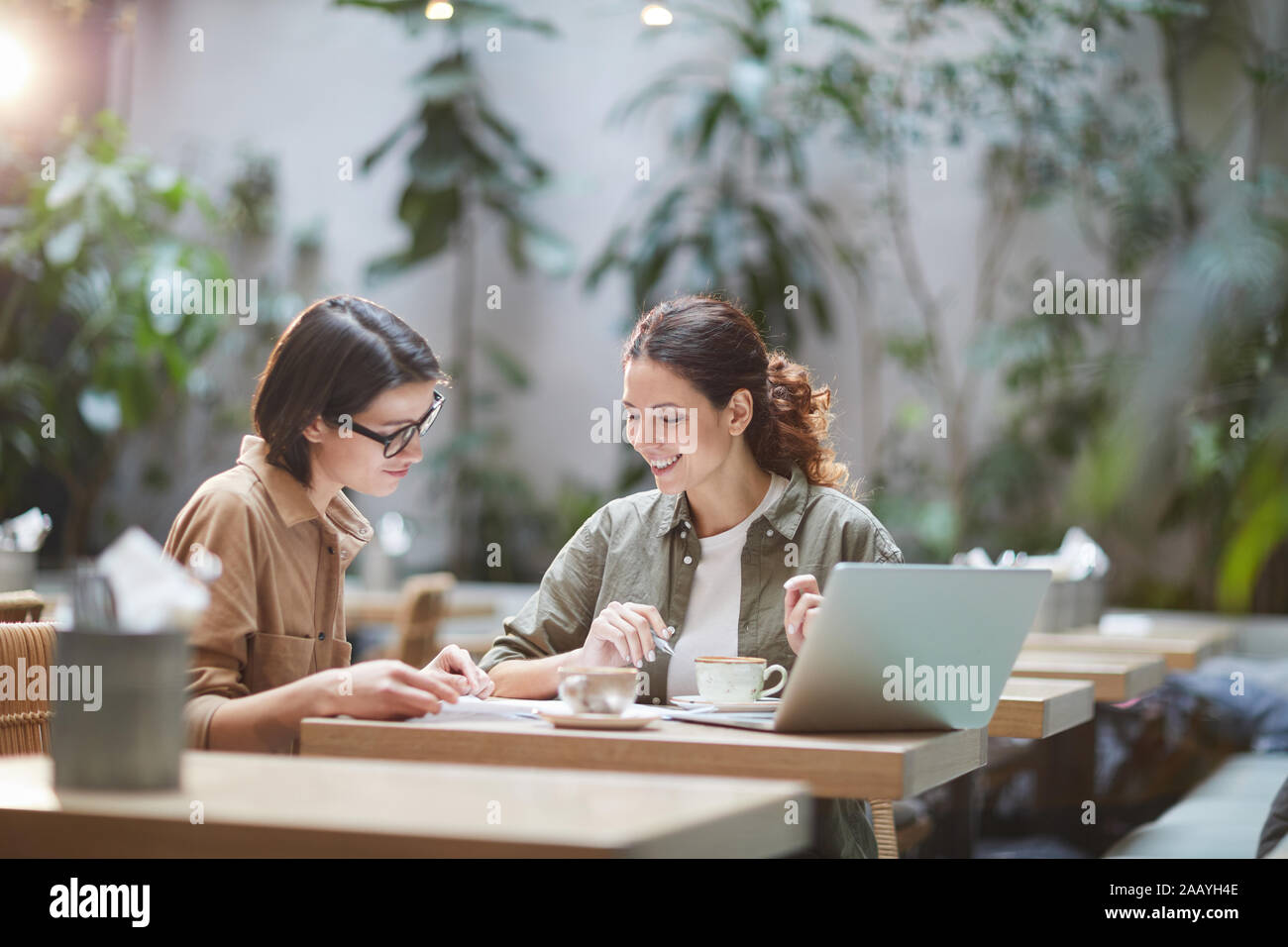 Porträt von zwei fröhlicher junger omen Genießen im schönen Café im Freien, kopieren Raum Stockfoto