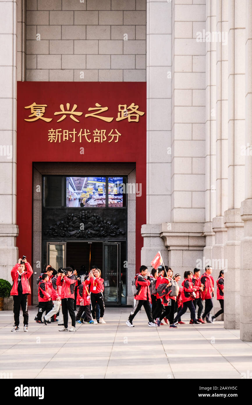 Chinesische Schule Kinder Spaziergang vor der Straße auf die Wiederbelebung Ausstellung in China National Museum in Peking, China Stockfoto