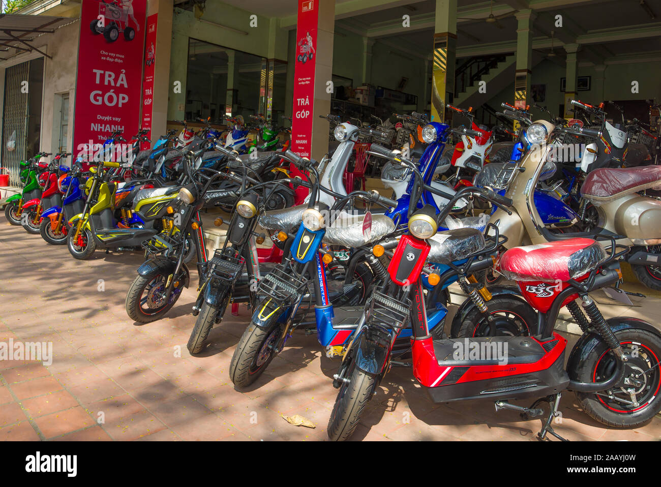 HUE, VIETNAM - Januar 08, 2016: Verkauf von elektrorollern in einer modernen Stadt Stockfoto