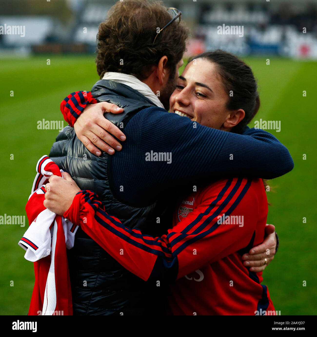 Borehamwood, Großbritannien. 24 Nov, 2019. Portsmouth, England - 24. NOVEMBER: Danielle van de Donk von Arsenal erhält Hug von Head Coach Joe Montemurro von Arsenal während Super von Barclays Frauen League Spiel zwischen Arsenal und Liverpool Frauen Frauen an der Wiese Park Stadion am 24. November 2019 in Peterborough, England Credit: Aktion Foto Sport/Alamy leben Nachrichten Stockfoto