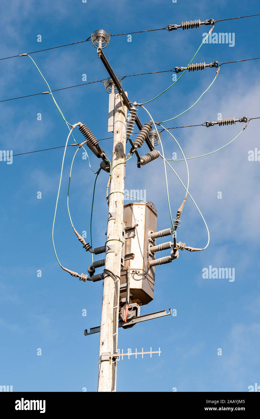 Nahaufnahme von ESB Strommast mit Kabel und Transformator in Irland. Stockfoto