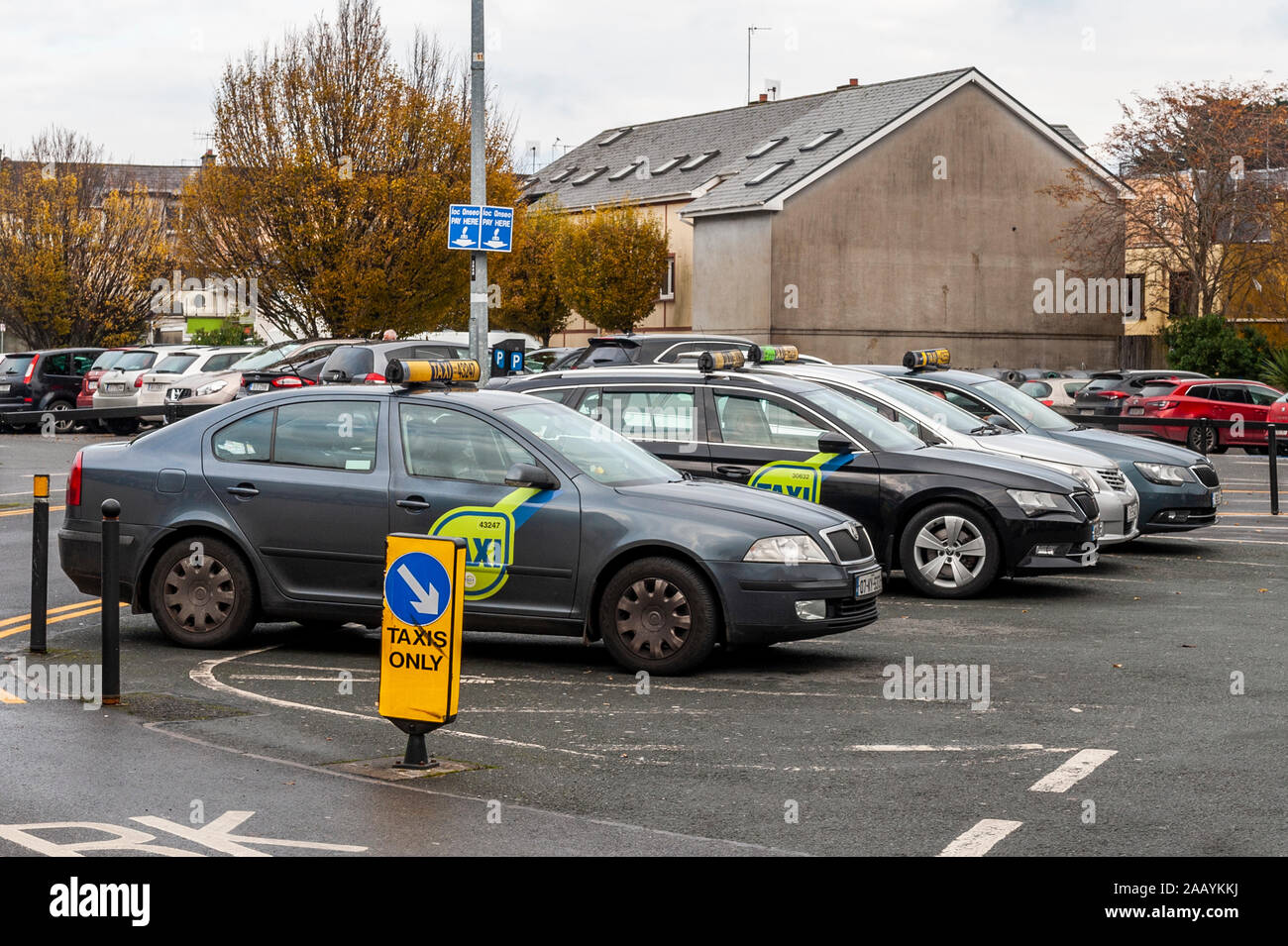 Taxistand voller Taxis für die Fahrpreise in Killarney, County Kerry, Irland wartet. Stockfoto