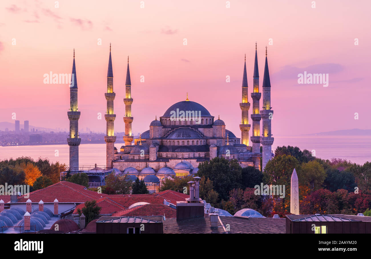 Wunderschönen Blauen Moschee von Istanbul in die violetten Farben des Sonnenuntergangs Stockfoto