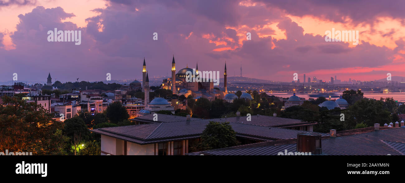 Sultan Ahmet Moschee auch Bekannt als die Blaue Moschee und das Boshorus, Sonnenuntergang Panorama, Istanbul, Türkei Stockfoto