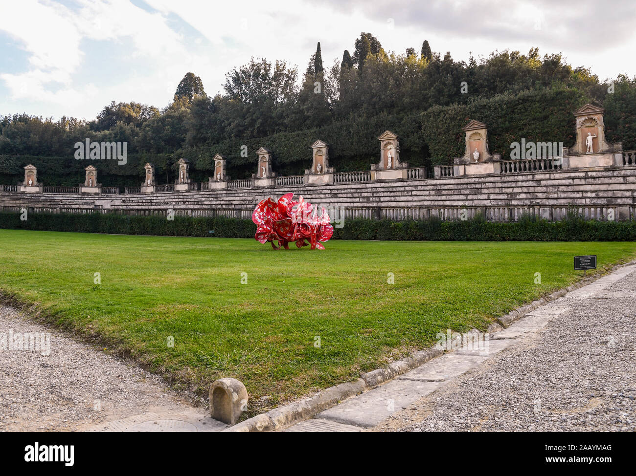 Das Amphitheater in den Boboli-gärten des Palazzo Pitti mit einer temporären Installation von Tony Cragg "gewerblicher Art", Florenz, Toskana, Italien Stockfoto
