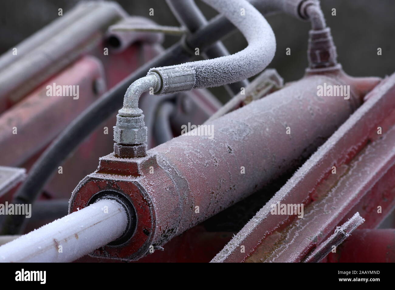 Frost am Hydraulikzylinder Stockfoto