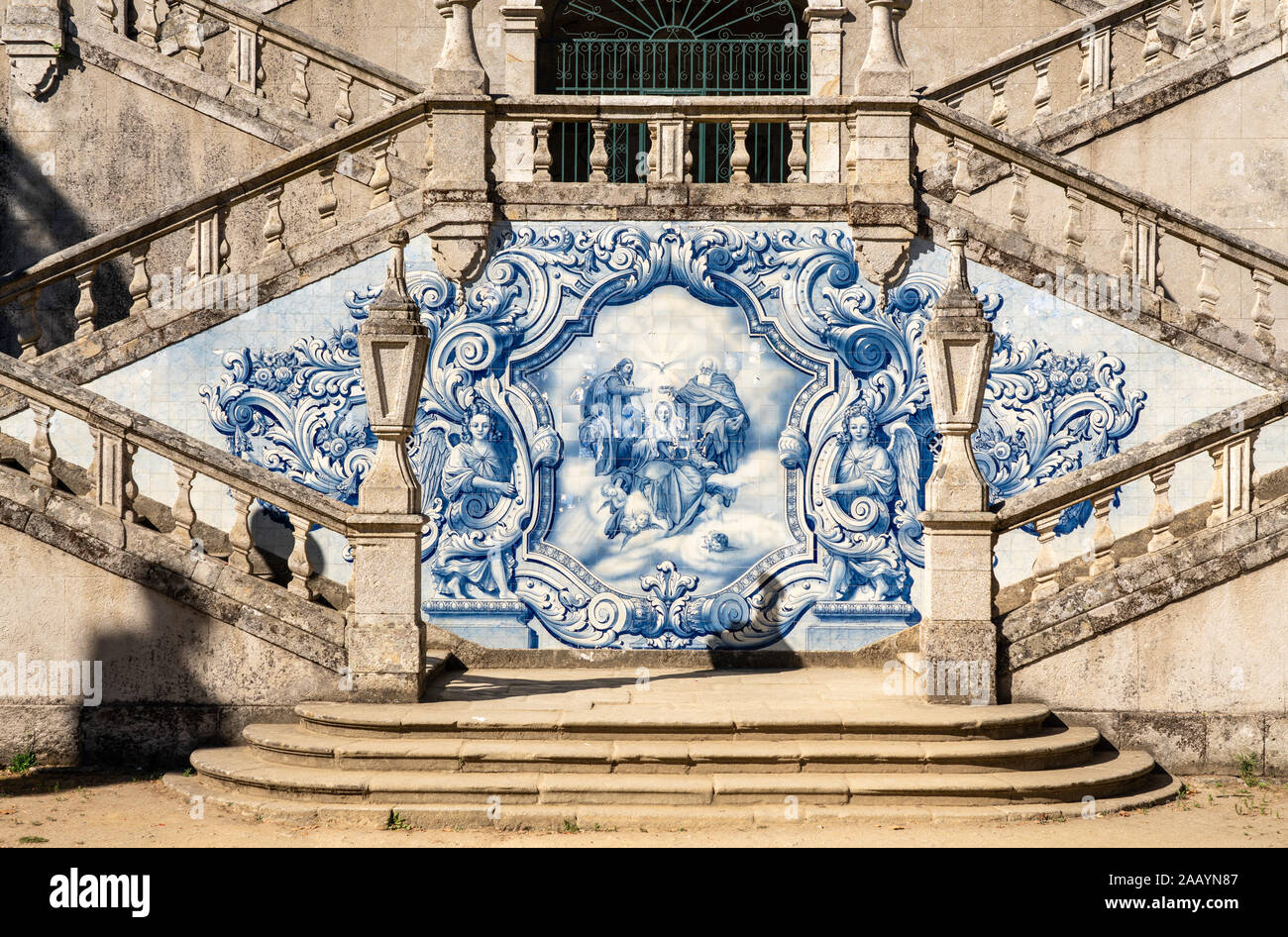Lamego, Portugal - 17 August 2019: Azulejo Keramikfliesen auf dem barocken Treppenhaus zum Santuario de Nossa Senhora dos Remedios Kirche Stockfoto