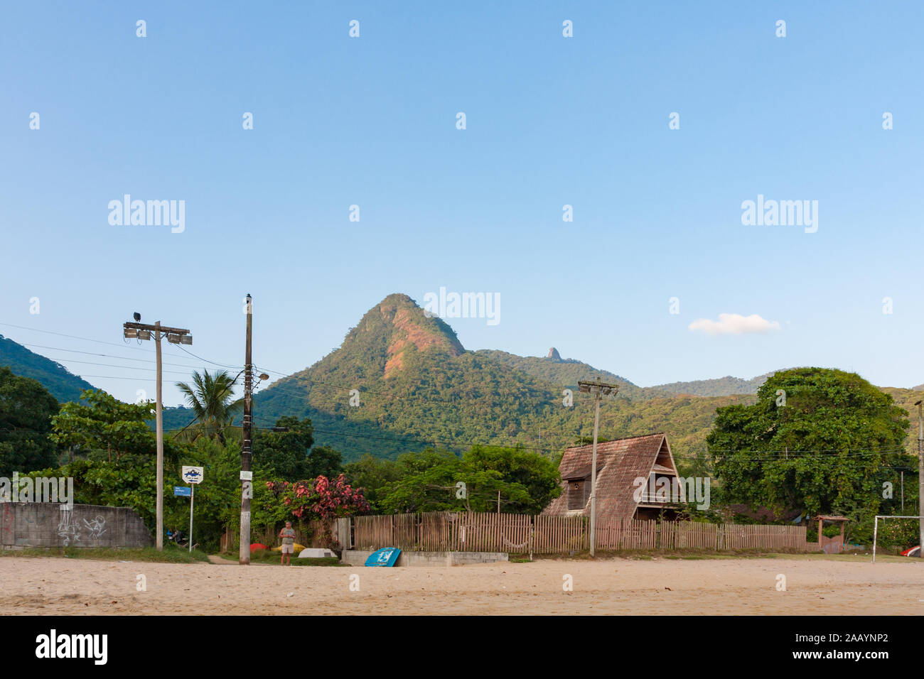 Ilha Grande, Brasilien. 24. Dezember, 2012. Strandpromenade, Chalet auf sandigen Strand während der sonnigen Morgen im Vila tun sehen Santorini Santorini (Dorf), Ilha Grande, die Gemeinde von Angra dos Reis, Bundesstaat Rio de Janeiro, Brasilien. Am 5. Juli 2019, Ilha Grande wurde von der UNESCO als Weltkulturerbe eingetragen. Stockfoto