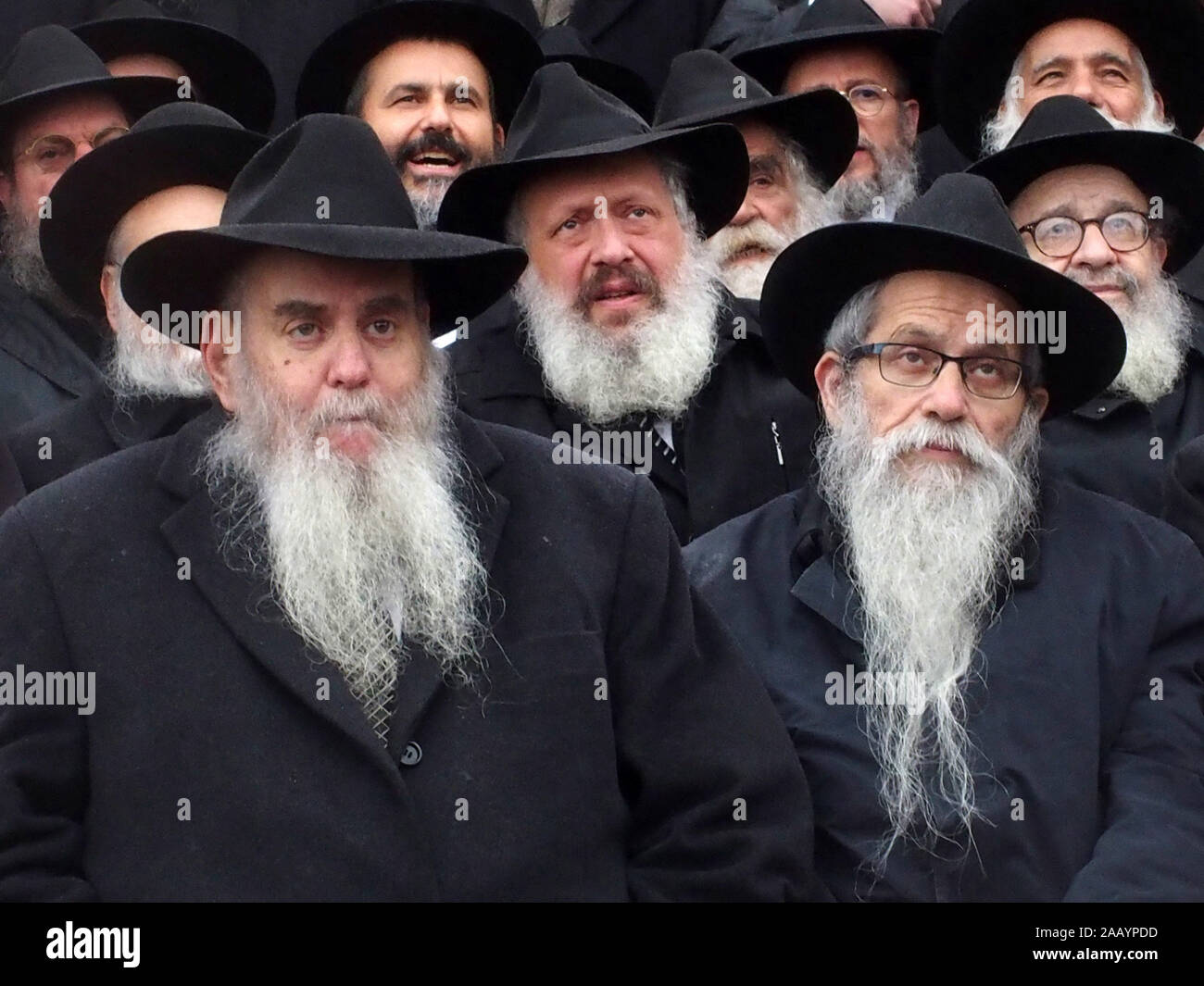 November 24, 2019, New York City, New York, USA: Tausende von Rabbiner für ihre jährliche Gruppenfoto vor der Chabad Lubawitsch Welt - Sitz in Brooklyn, New York, darstellen. Die rabbiner kommen um die für eine Woche Vorlesungen und Seminare, bevor Sie zurück in Ihre Gemeinde. Der Regen lange genug auf das Foto dann berücksichtigt werden gestoppt nachworte der Regen wieder. (Bild: © Bruce Cotler/Kugel Fotos über ZUMA Draht) Stockfoto