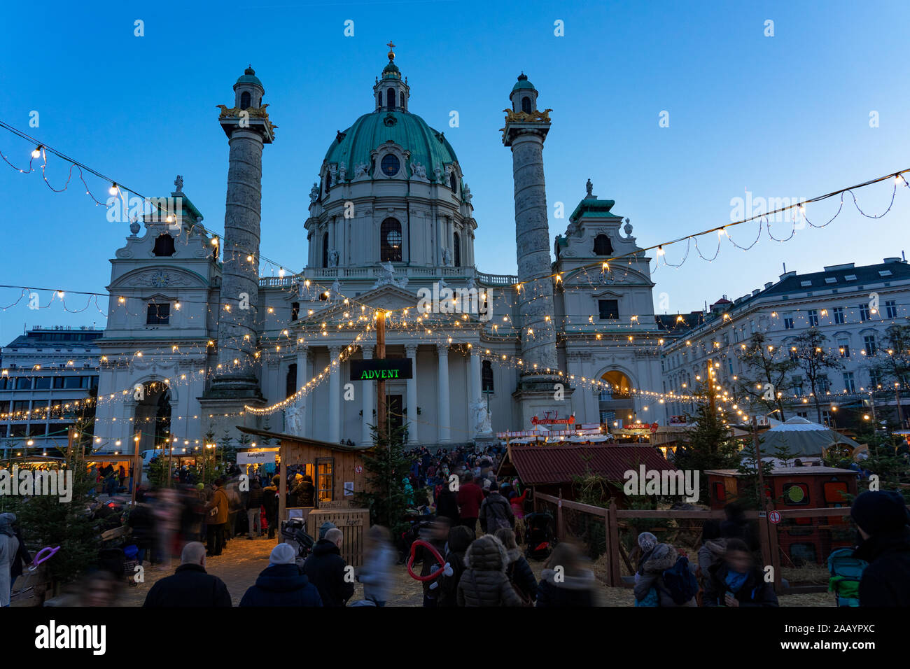 Kunst Weihnachten Weihnachtsmarkt in Wien am Karsplatz mit vielen Menschen Stockfoto