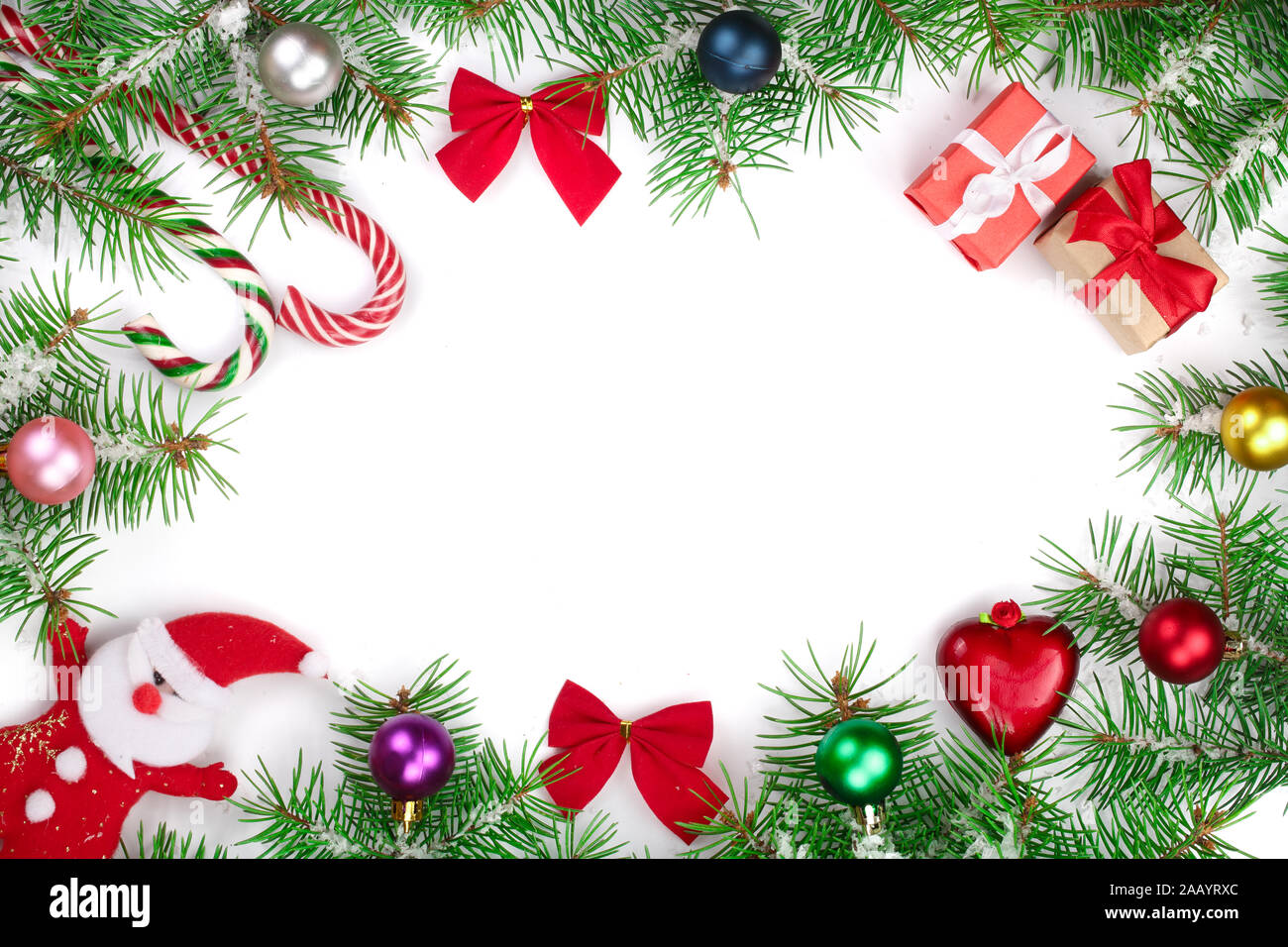 Weihnachten Rahmen der Fir Tree Branch mit Zuckerstangen und Schnee auf weißem Hintergrund mit Kopie Platz für Ihren Text isoliert Stockfoto