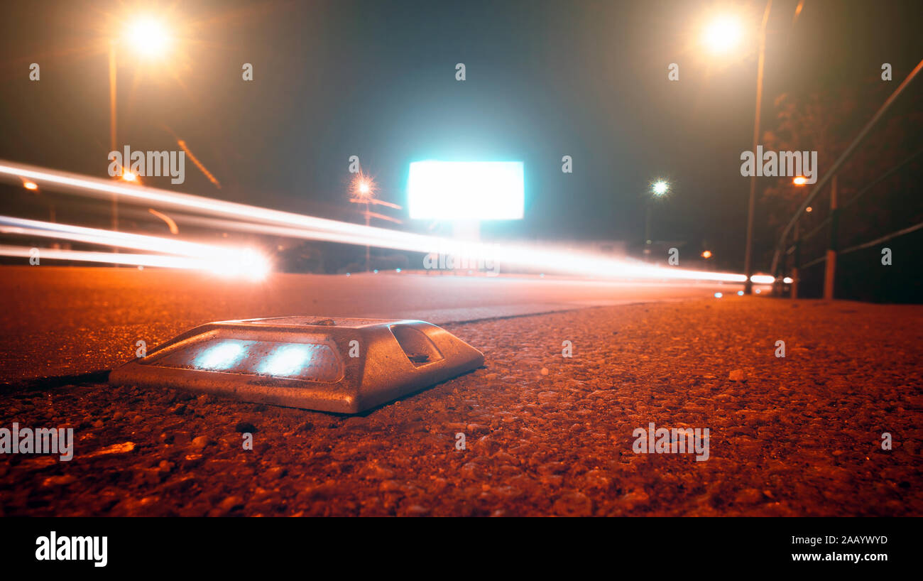 Masse am Straßenrand Wegweisung Licht mit Ampel Streifen des Führens von Fahrzeugen im Hintergrund Stockfoto