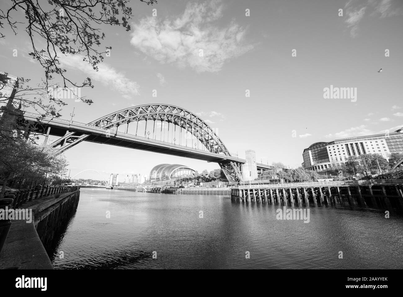 Newcastle, UK - 12. Mai 2019: Newcastle berühmt Tyne Bridge an einem sonnigen Tag mit Fluffy Clouds in Schwarz und Weiß Stockfoto