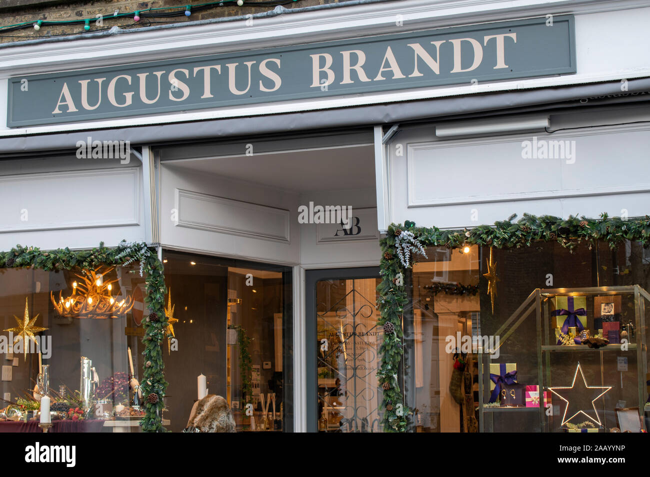 Petworth, West Sussex, UK, November, 24, 2019, Augustus Brandt maßgeschneiderte Antique Shop im Zentrum der alten Stadt Petworth. Stockfoto