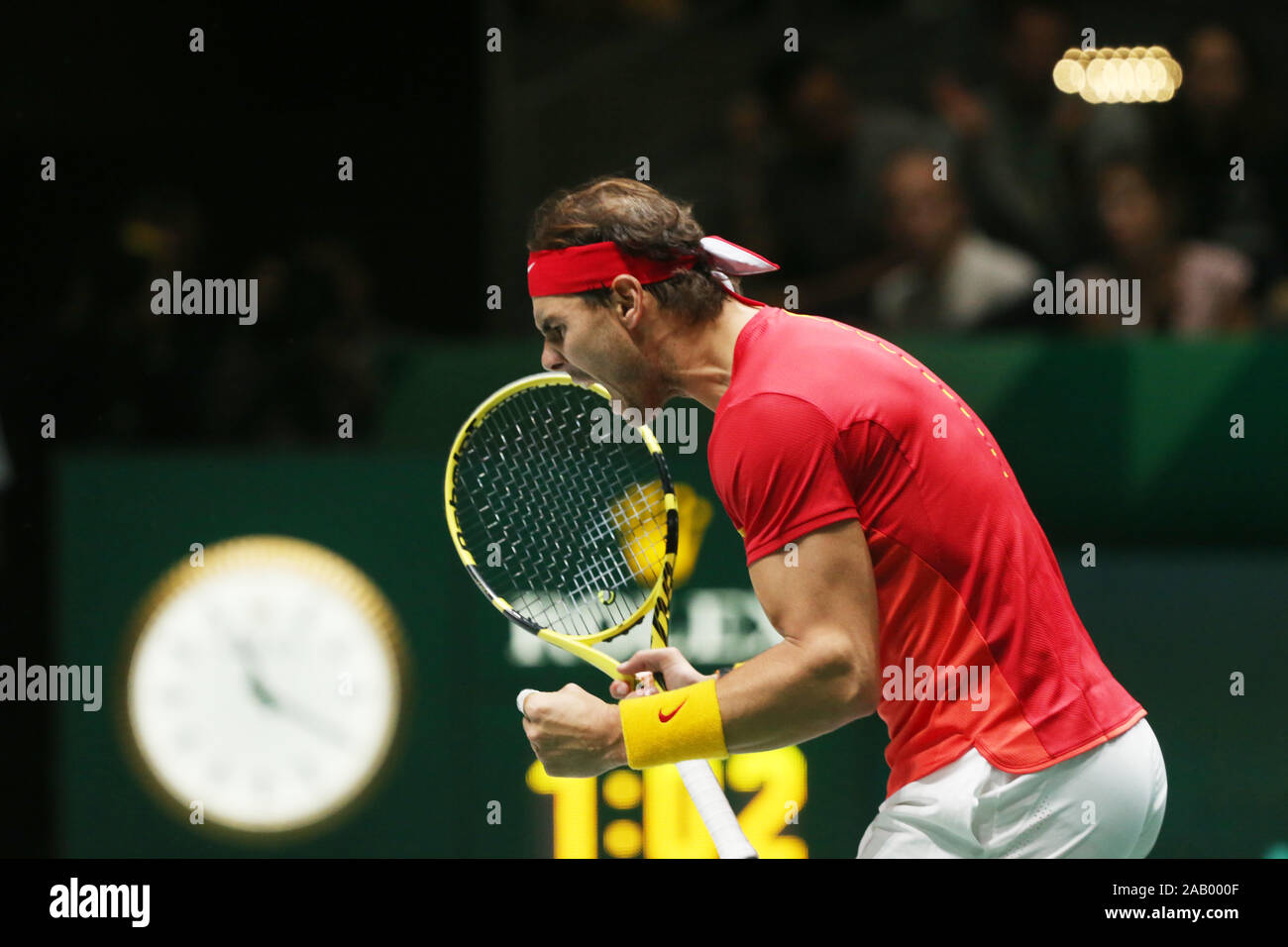 Madrid, Spanien. 22 Nov, 2019. Der Tennisspieler Rafael Nadal feiert im Doppel mit Feliciano Lopez versus Neal Skupski und Jamie Murray aus Großbritannien, für das Halbfinale des Davis Cup, in Madrid, Spanien, November 23, 2019. Credit: Cézaro De Luca Credit: Cezaro De Luca/dpa/Alamy leben Nachrichten Stockfoto