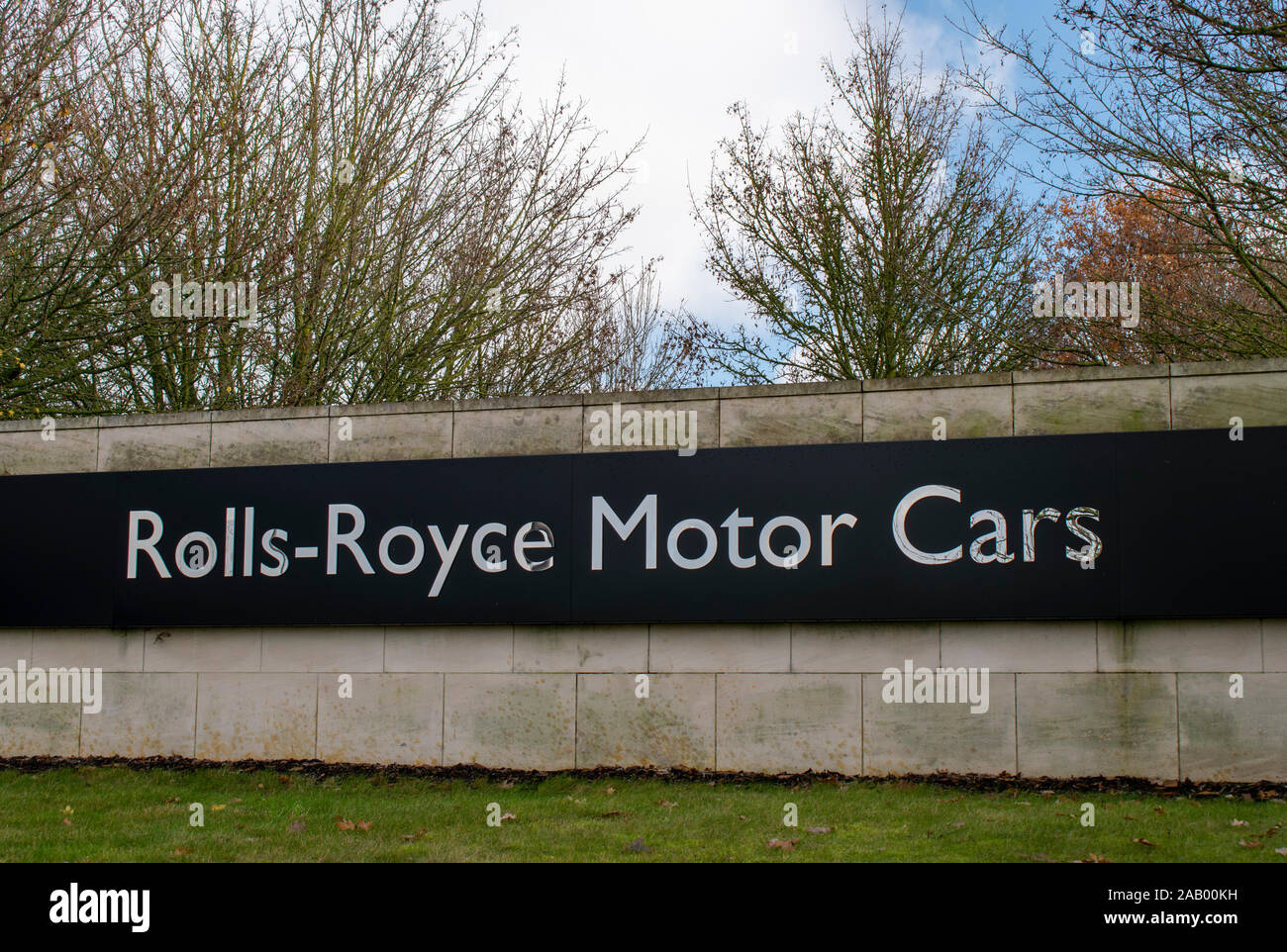 Goodwood, West Sussex, UK, November 24, 2019, Rolls Royce Motor Cars Willkommen Anmelden Schild am Eingang zu den Rolls Royce der Zentrale. Stockfoto