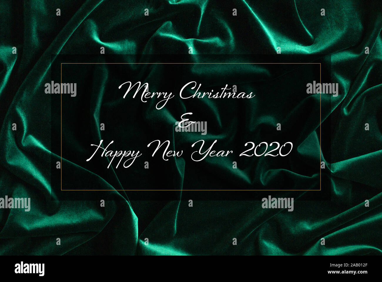 Elegante Weihnachtskarte. Auf grünem Samt Hintergrund, ein weißer Aufschrift frohe Weihnachten und einen guten Rutsch ins neue Jahr 2020. Begrüßungen in einem goldenen Rahmen. Stockfoto