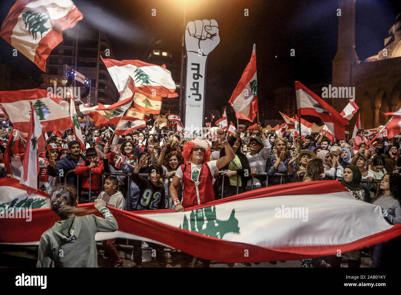 Beirut, Libanon. 24 Nov, 2019. Die Teilnehmer einer Demonstration für politische und wirtschaftliche Reformen winken Libanesischen Flaggen und rufen Parolen. Credit: Marwan Naamani/dpa/Alamy leben Nachrichten Stockfoto