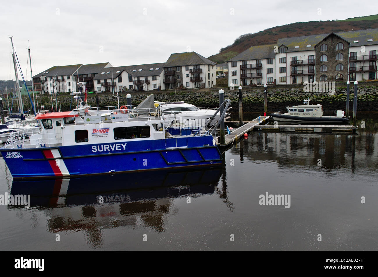 Aberystwyth Wales am 24. November 2019: Umweltagentur marine Umfrage Schiff auch Hüterin" im Hafen neben einem Fischen Schutz Schnellboot Stockfoto