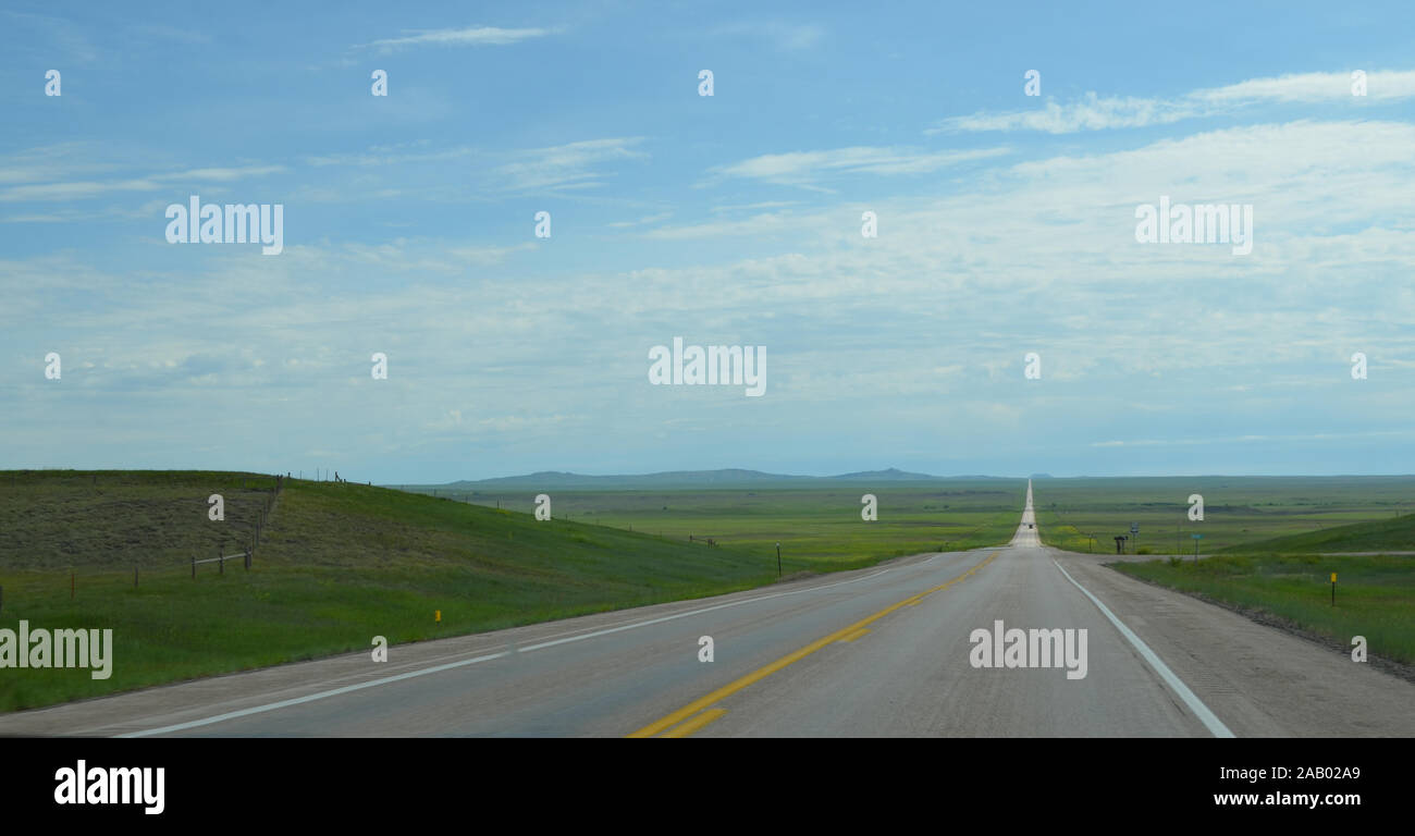 Später Frühling in South Dakota: US Highway 85 erstreckt sich in die Ferne Stockfoto