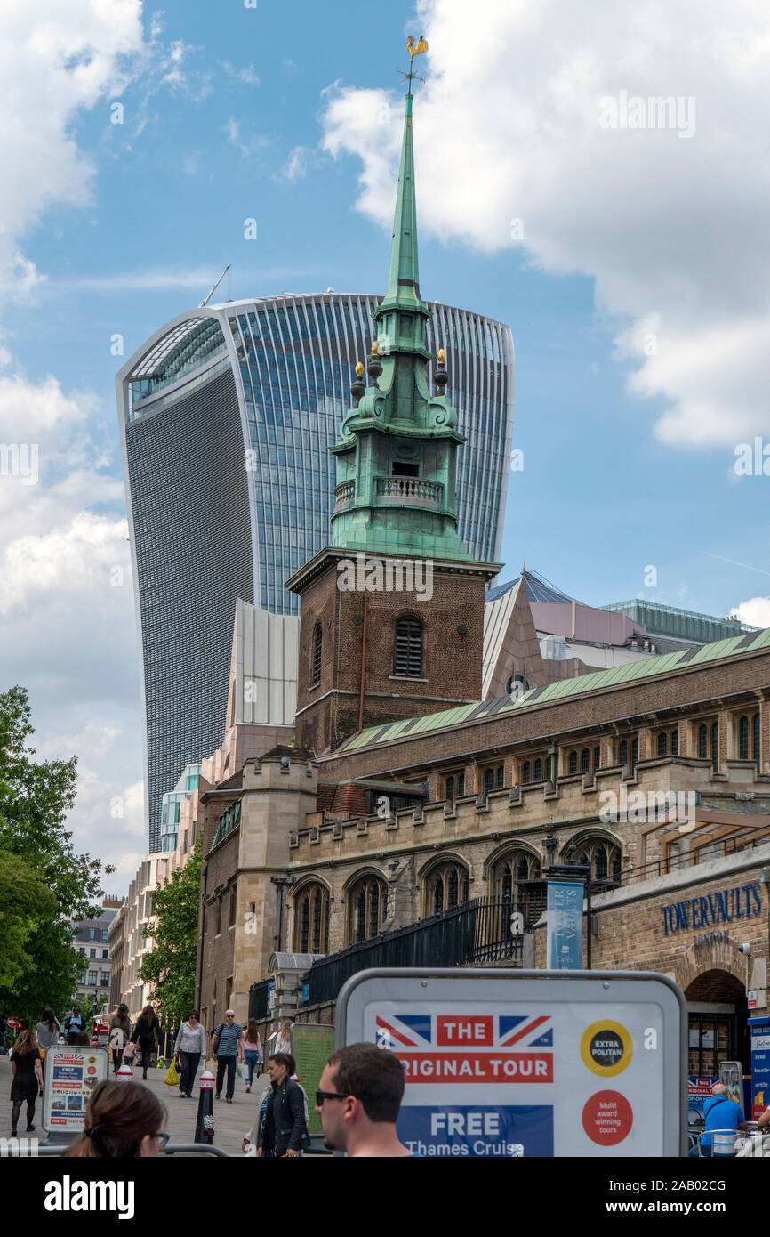 20 Fenchurch Street Wolkenkratzer und All Hallows durch den Turm Kirche London England Stockfoto