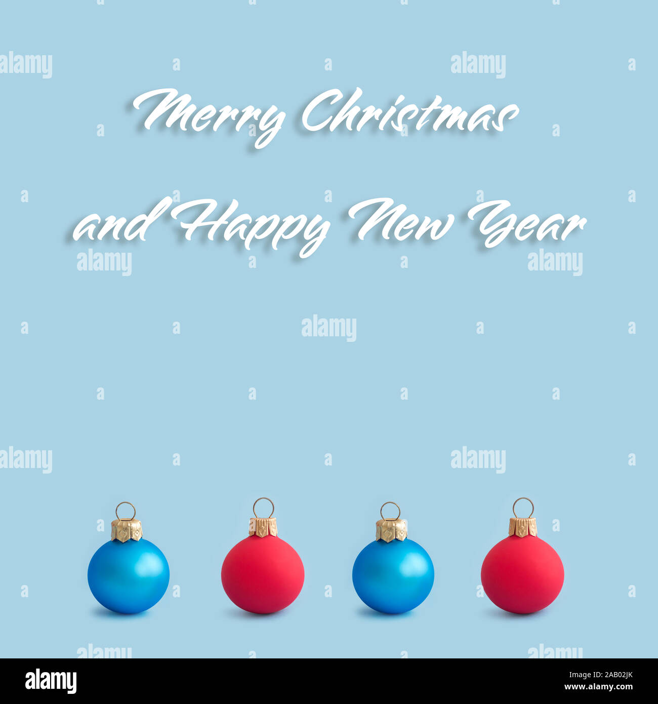 Weihnachten Grenze aus farbigem Weihnachten Kugeln auf einem blauen Hintergrund Stockfoto