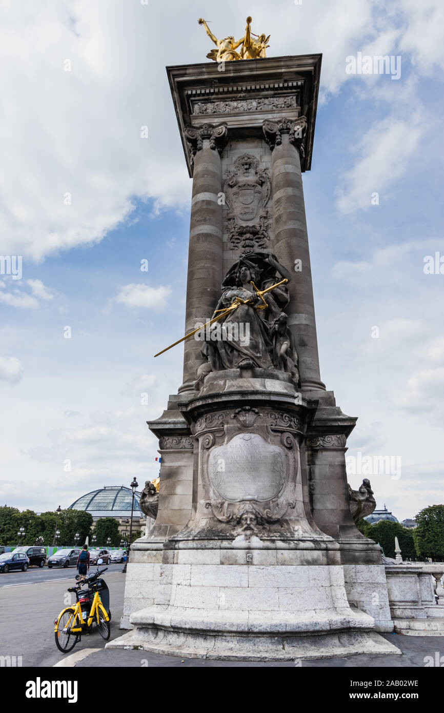 Eine der gemauerten Sockel von Pont Alexandre III (Brücke Alexander III), Paris Stockfoto