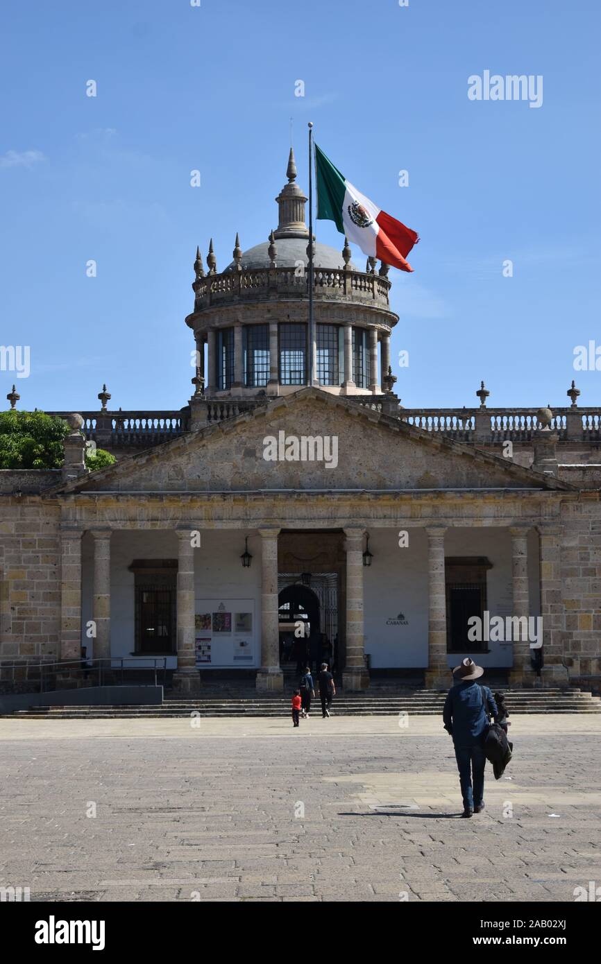 Die mexikanische Flagge fliegt über Hospicios Cabañas in Guadalajara, Jalisco, Mexiko, einem alten Krankenhaus und Waisenhaus, beherbergt heute Wandmalereien von José Orozco. Stockfoto