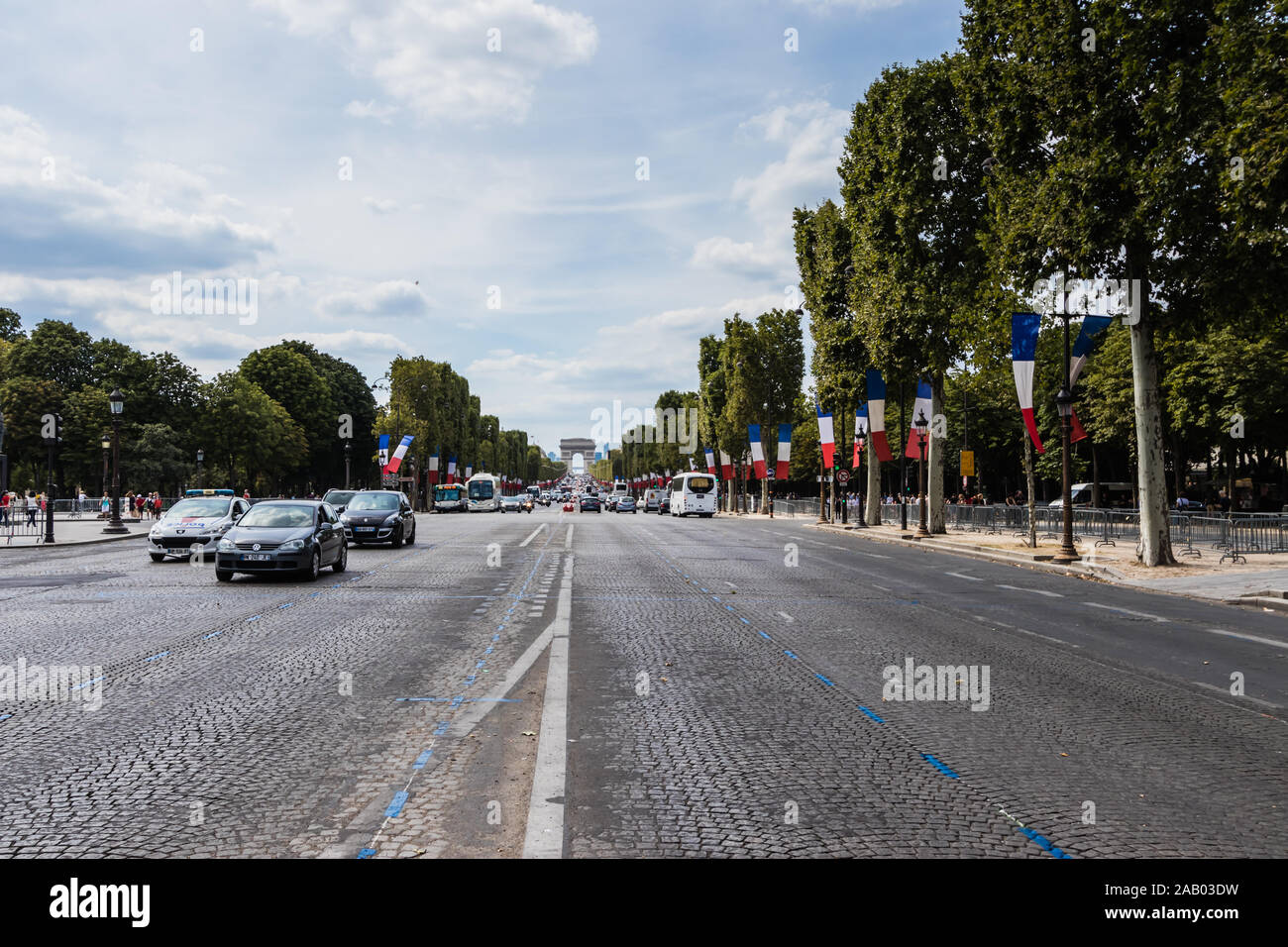 Champs-Elyssees vor dem französischen Nationalfeiertag (Bastille Day), Paris Stockfoto
