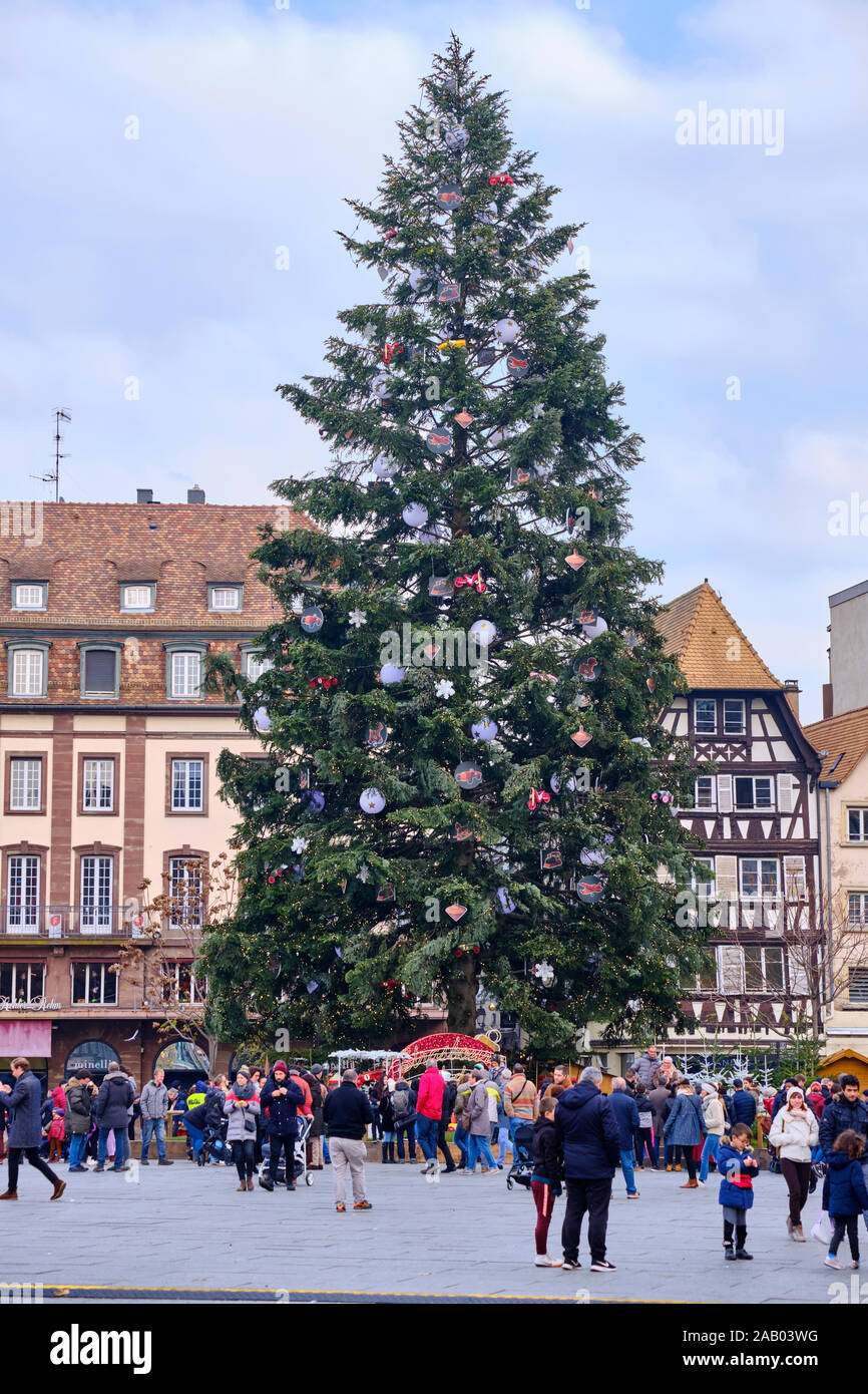 Die 30 m hohen Weihnachtsbaum tagsüber im Zentrum von Straßburg. Alle dekoriert mit alten Vintage Spielzeug Anzeige an die Straßburger Weihnachtsmarkt Stockfoto