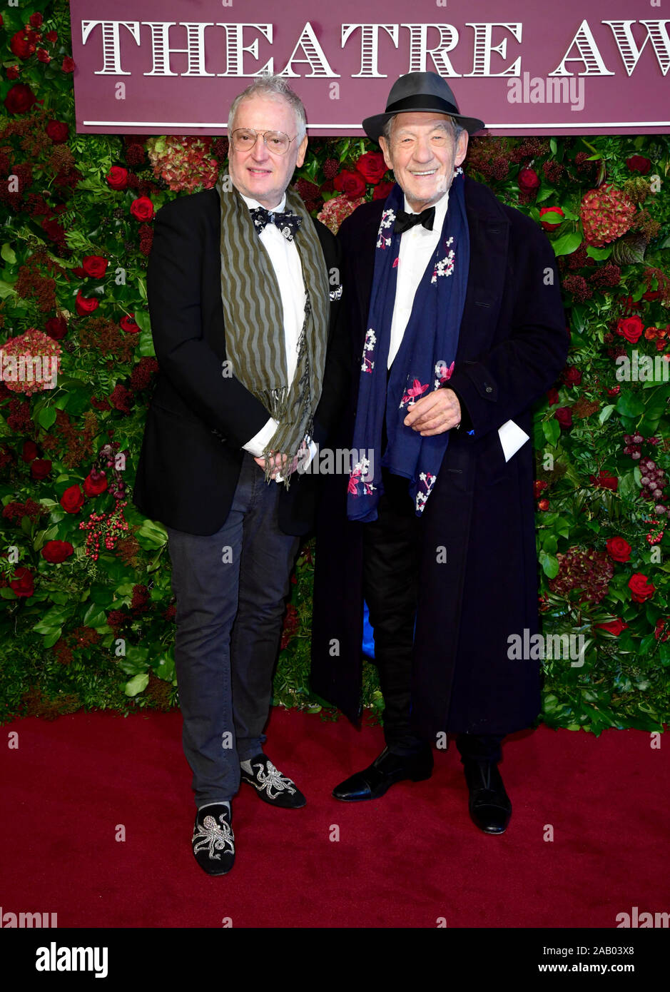 Sir Ian McKellen (rechts) und Sean Mathias an der 65th Evening Standard Theater Awards an das London Coliseum, London statt. Stockfoto