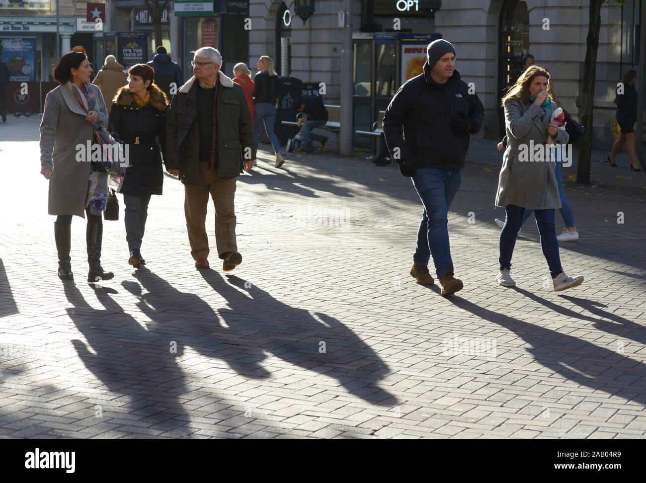 Die Menschen, die Einkaufen in Nottingham, lange Schatten Stockfoto