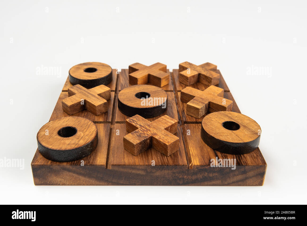 Ist eine klassische Kinder Tic Tac Toe Spiel des naughts und Kreuze aus Holz. Stockfoto