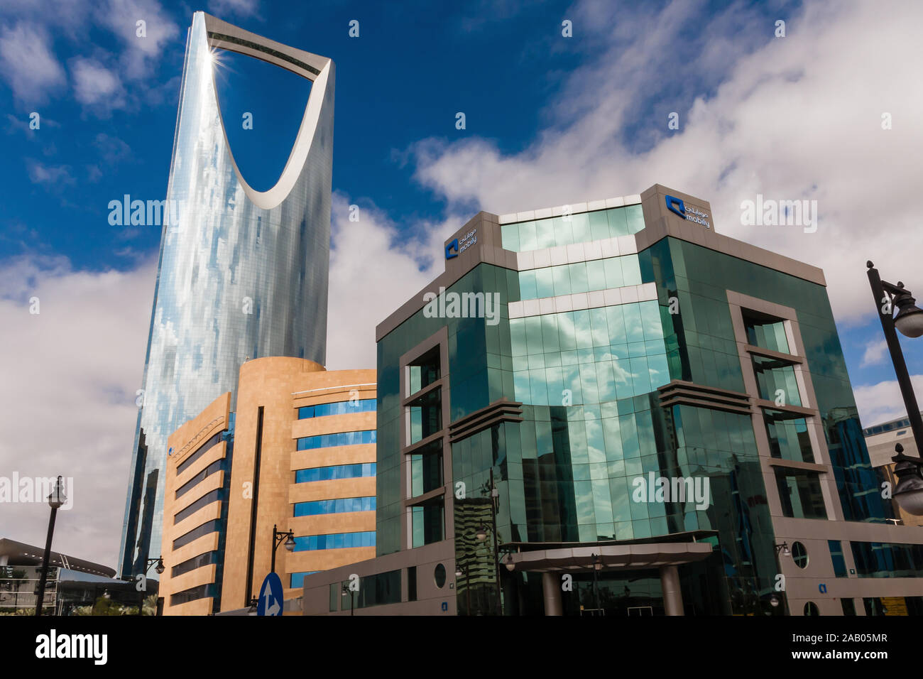 Der Hauptsitz der Mobily, ein saudischer Telekommunikationsanbieter, Al Haqbani Gebäude (zurück) und Office Al Yabis (vorne) und Kingdom Centre, Riad Stockfoto