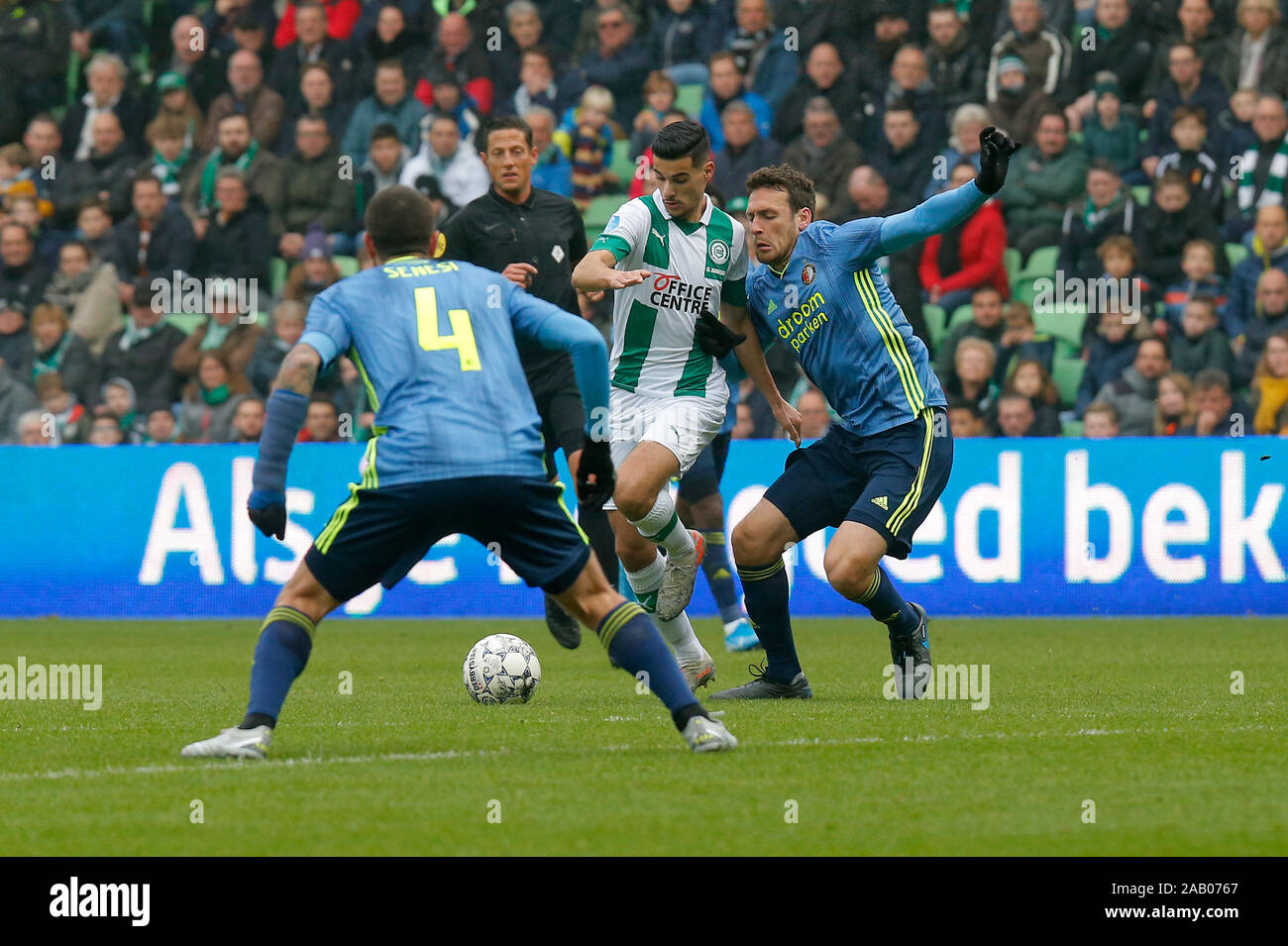 24. november 2019 Groningen, Niederlande Fußball Niederländer Eredivisie Groningen gegen Feyenoord Eredivisie seizoen 2019 - 2020 (L-R) Mo El Hankouri vom FC Groningen, Feyenoordspieler Eric Botteghin, Feyenoordspieler Marcos Senesi, Stockfoto