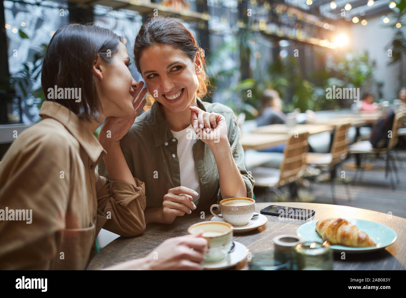 Porträt von zwei moderne junge Frauen tratschen und genießen Sie am Abend auf der Terrasse oder im Café Coffee Shop, kopieren Raum Stockfoto