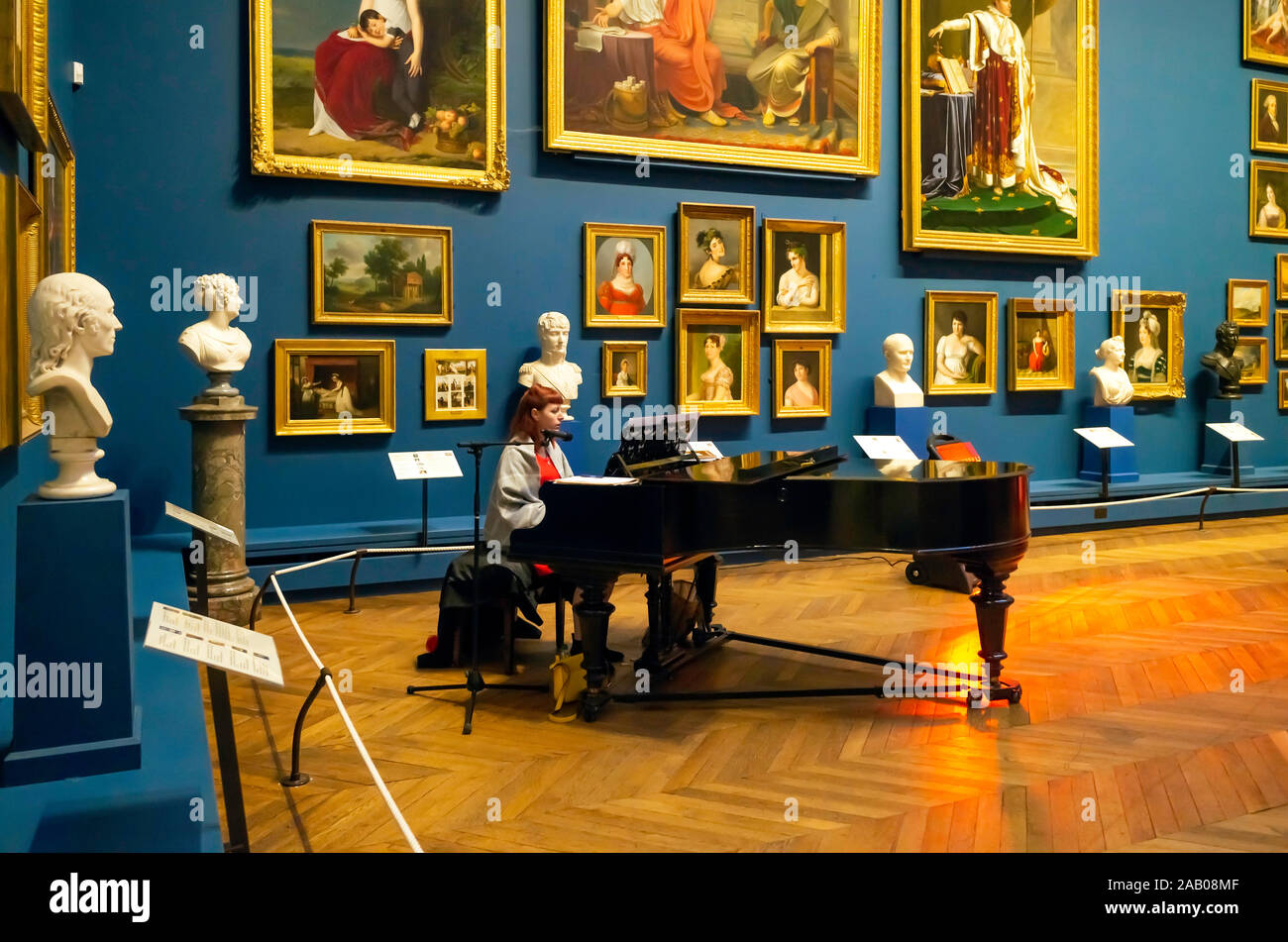 Ein Pianist, einem großen Klavier und Gesang in der Art Gallery an der  Bowes Museum Barnard Castle Co Durham England Stockfotografie - Alamy