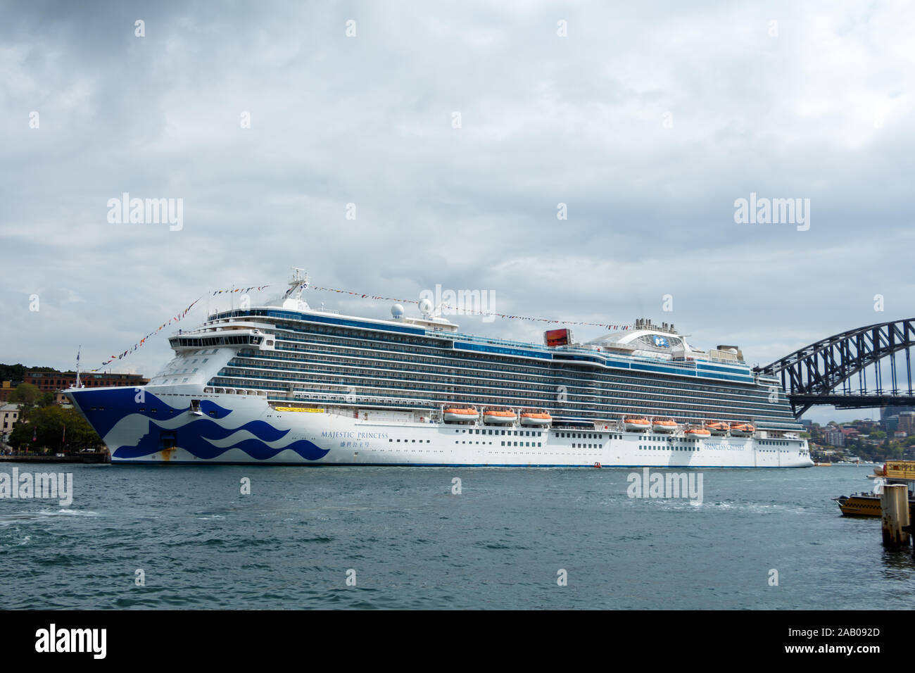 Sydney, Australien - ca. 2019: Majestic Princess Kreuzfahrt Schiff angedockt am Circular Quay Stockfoto