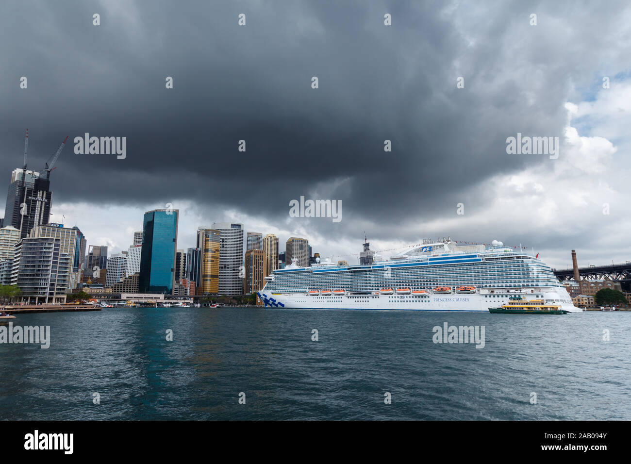 Sydney, Australien - ca. 2019: Majestic Princess Kreuzfahrtschiff am Circular Quay Stockfoto